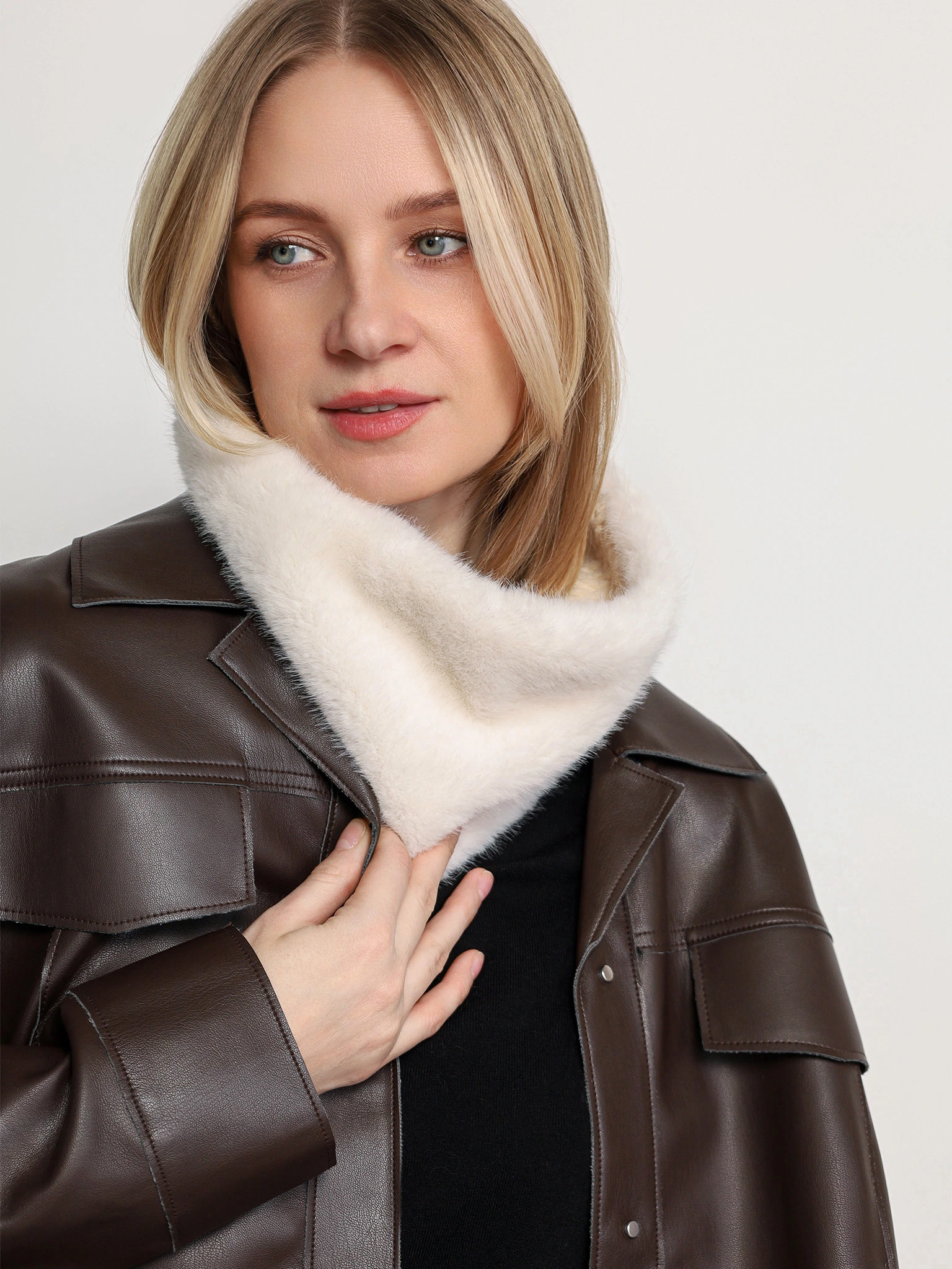 Снуд трикотажный с декоративной нашивкой в ассортименте